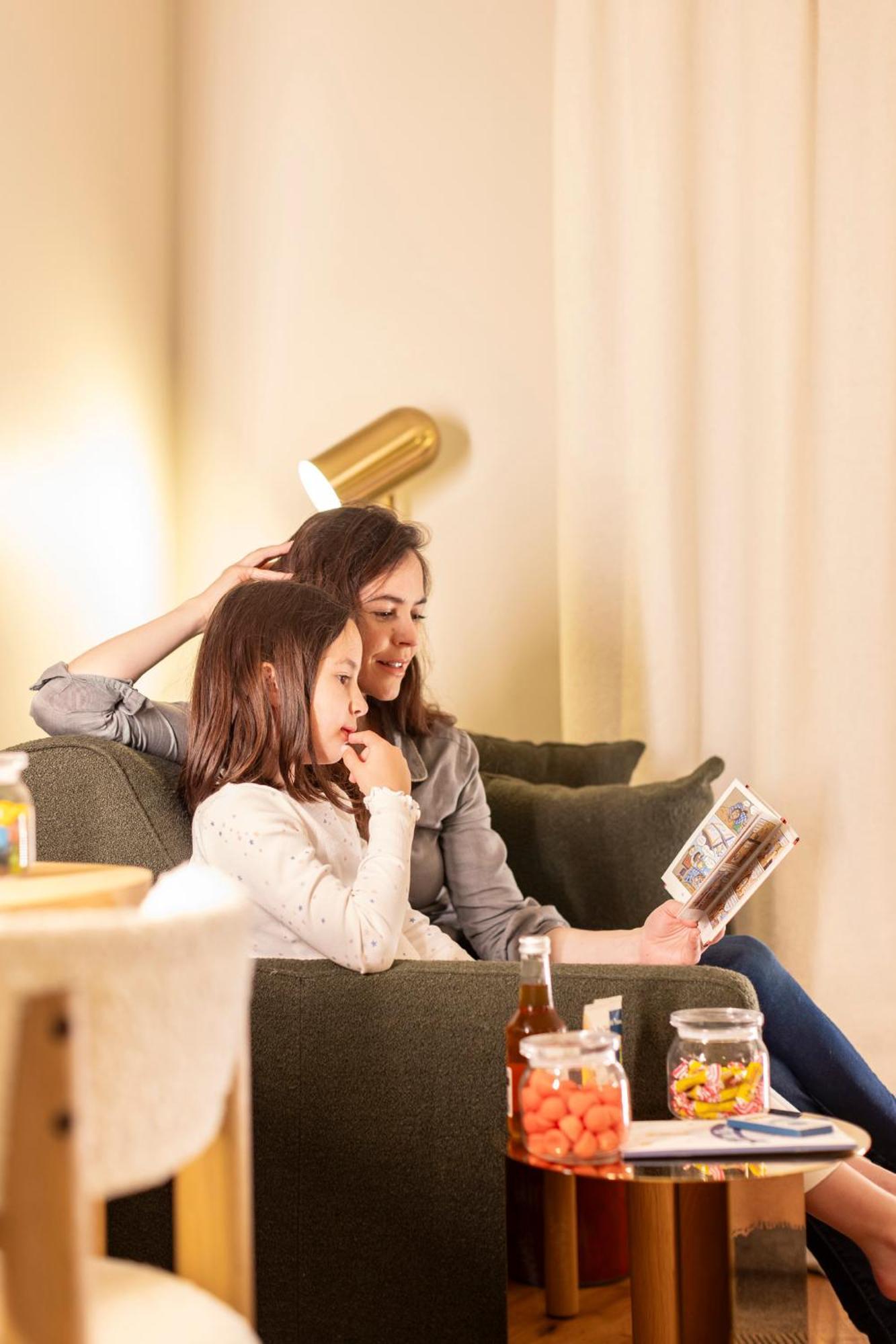 Hostellerie Briqueterie & Spa Champagne Vinay  Ngoại thất bức ảnh A mother and daughter looking at a photo album together