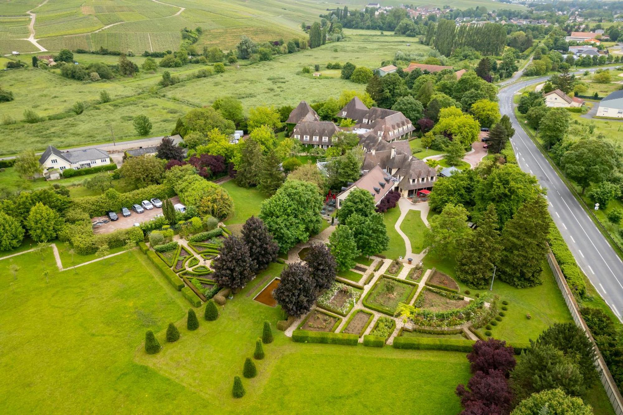 Hostellerie Briqueterie & Spa Champagne Vinay  Ngoại thất bức ảnh Aerial view of the gardens